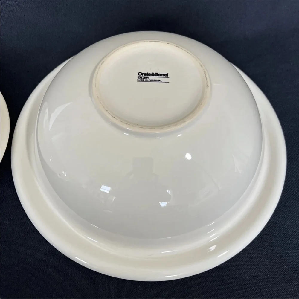 Crate & Barrel Gallery Parchment Cream Stoneware Casserole Serving Bowl with Lid